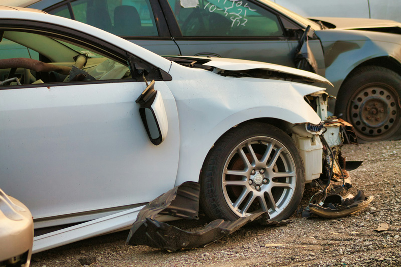Carro que sofreu colisão frontal aguardando avaliação para definir perda total