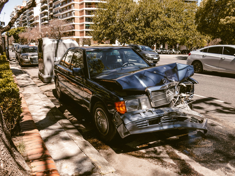 Carro que sofreu acidente com perda total devido a danos no motor.