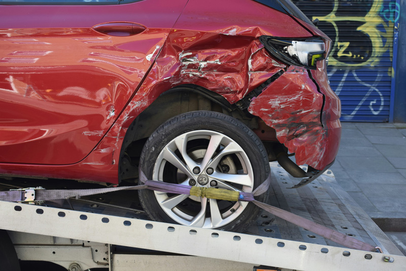 Carro que sofreu danos aguardando avaliação para receber ou não a indenização integral.